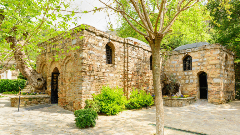 Casa da Virgem Maria em pedra entre árvores, região de Éfeso, Turquia.