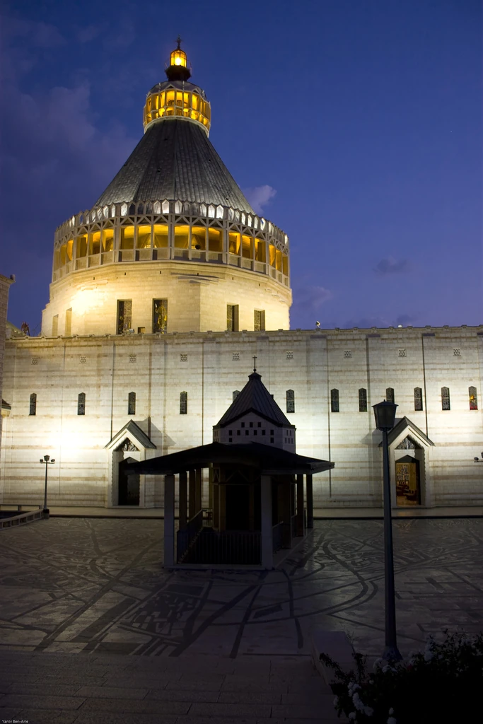 Basílica da Anunciação iluminada em Nazaré