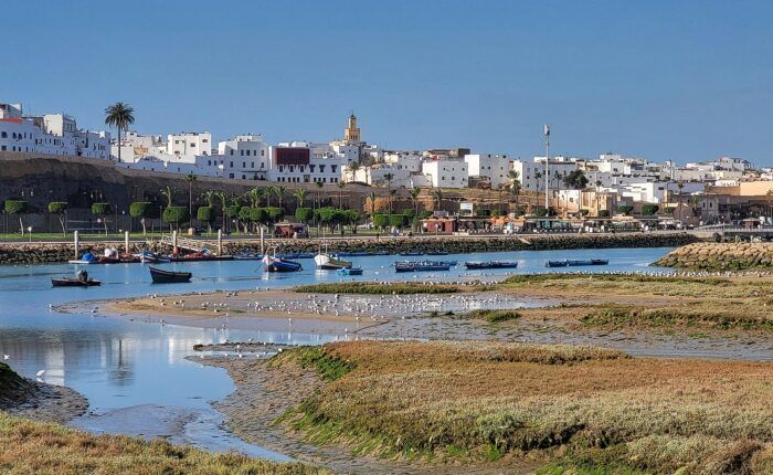 Rio Bou Regreg, barcos e casario de Rabat vistos de Salé, no Marrocos