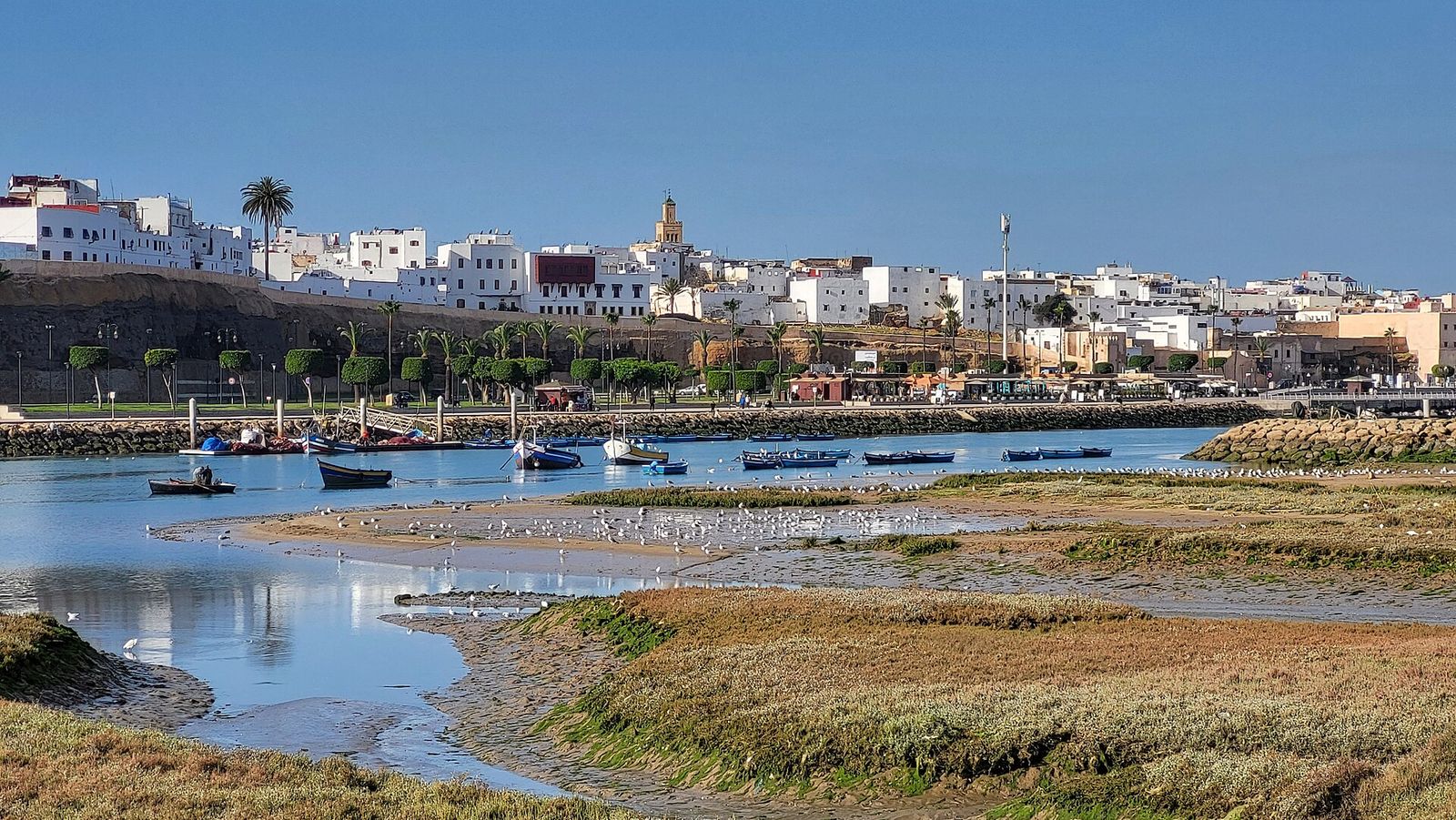 Rio Bou Regreg, barcos e casario de Rabat vistos de Salé, no Marrocos