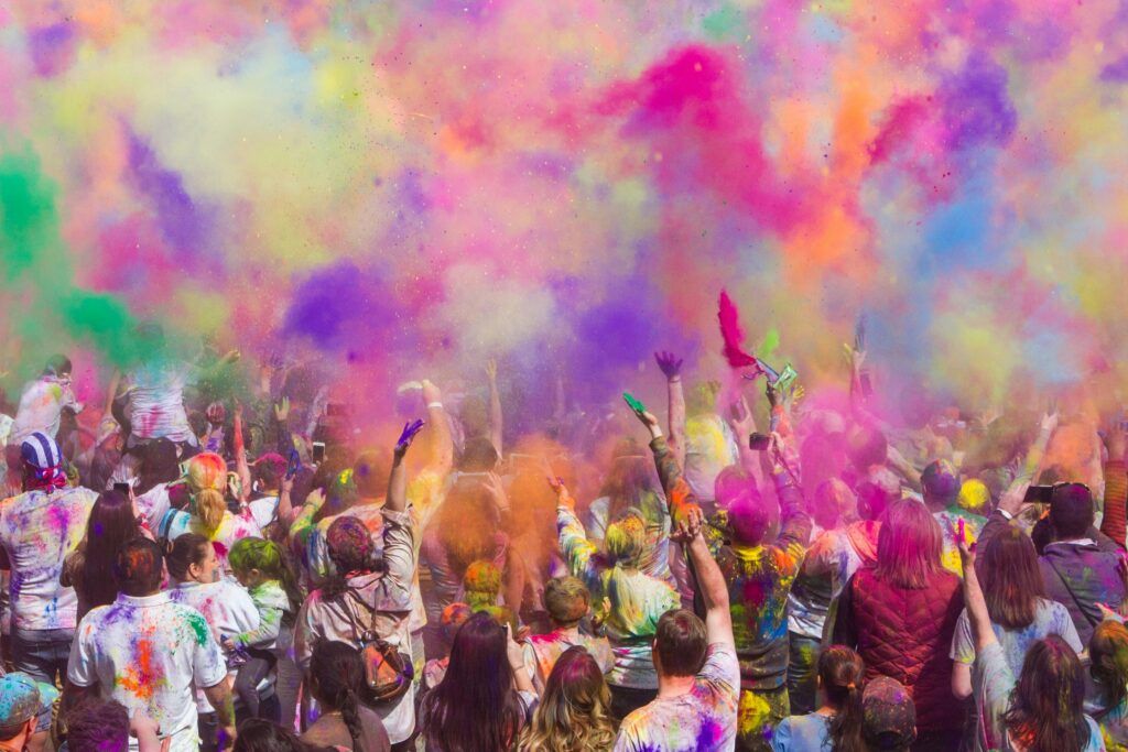 Participantes celebram o Festival Holi com pós coloridos na Índia