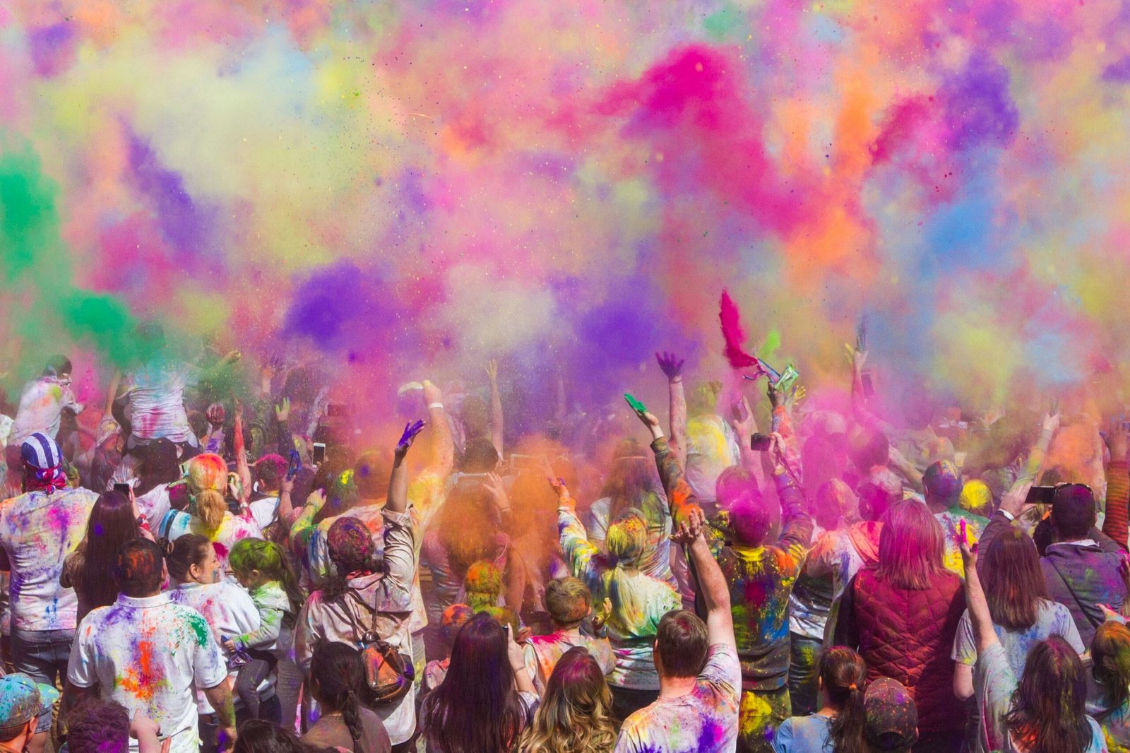 Participantes celebram o Festival Holi com pós coloridos na Índia