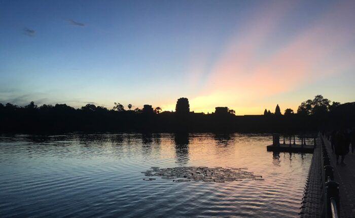 Angkor Wat ao amanhecer em Siem Reap, Camboja