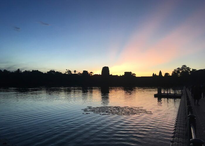 Angkor Wat ao amanhecer em Siem Reap, Camboja