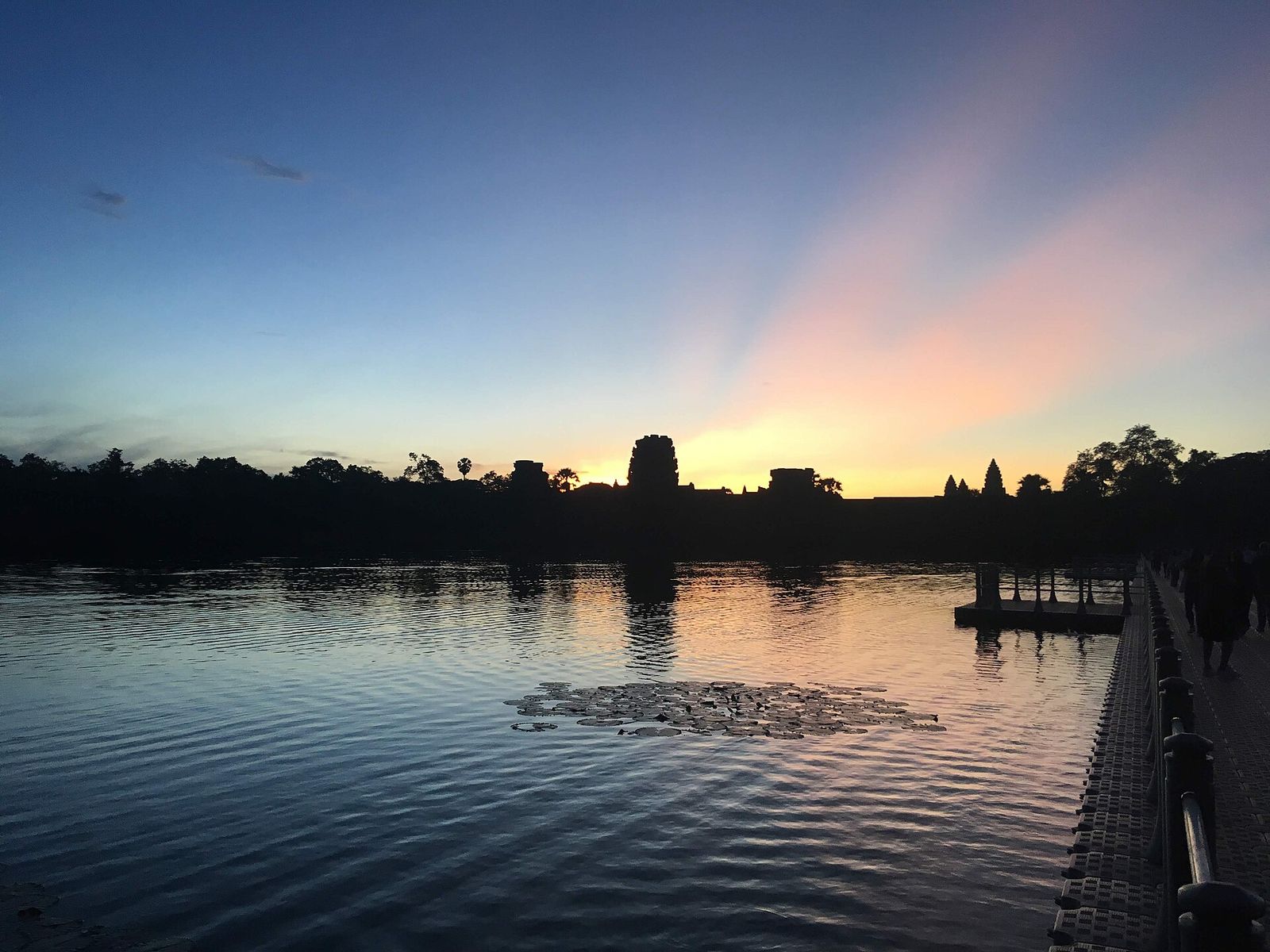 Angkor Wat ao amanhecer em Siem Reap, Camboja