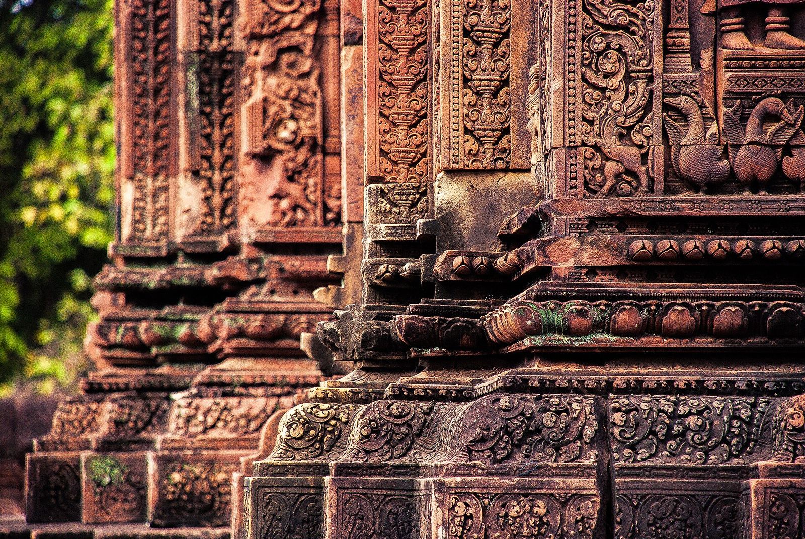 Templo Banteay Srei e seus relevos em arenito rosado no complexo de Angkor, Camboja