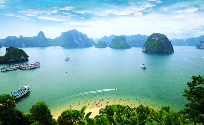 Baía de Ha Long no Vietnã, uma das paisagens visitadas no roteiro Indochina Completa pela Tailândia, Laos, Camboja e Vietnã.