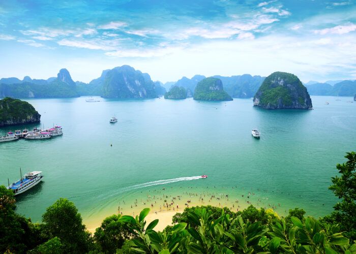Baía de Ha Long no Vietnã, uma das paisagens visitadas no roteiro Indochina Completa pela Tailândia, Laos, Camboja e Vietnã.