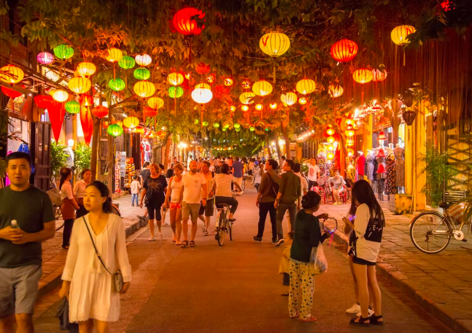 Ruas iluminadas por lanternas no centro histórico de Hoi An, Vietnã