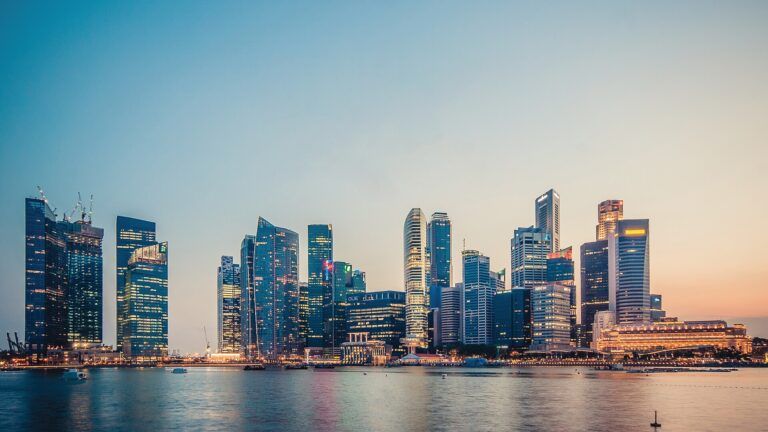 Arranha-céus de Singapura ao pôr do sol.