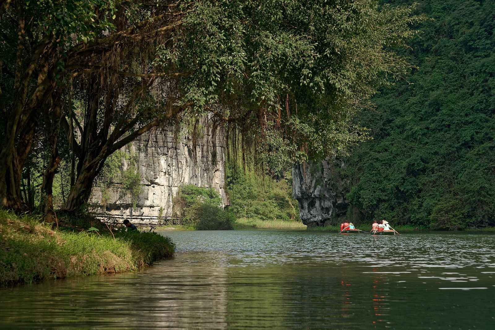 Paisagem de Trang An entre formações calcárias em Ninh Binh, Vietnã