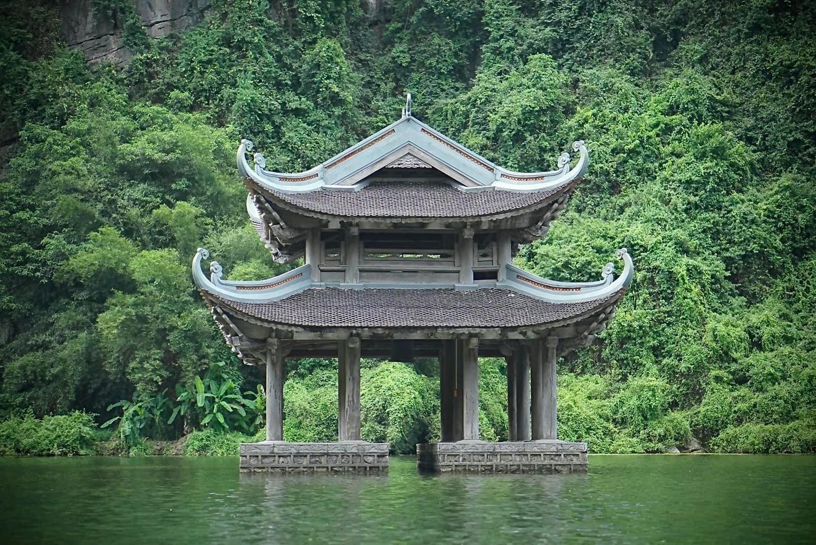Paisagem de Trang An entre rios e formações calcárias em Ninh Binh, Vietnã