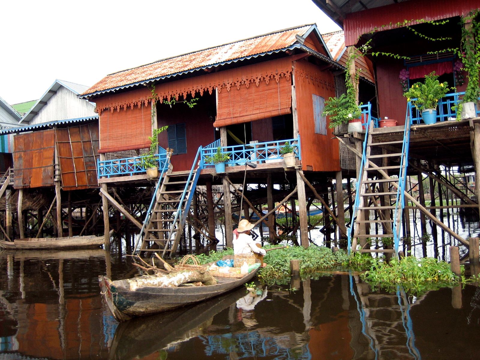 Casas elevadas e embarcações na comunidade de Kampong Phluk, no Lago Tonlé Sap, Camboja