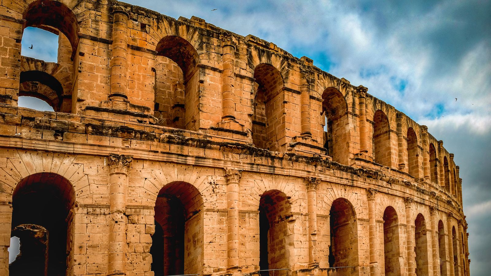 Vista exterior do anfiteatro romano de El Jem, na Tunísia