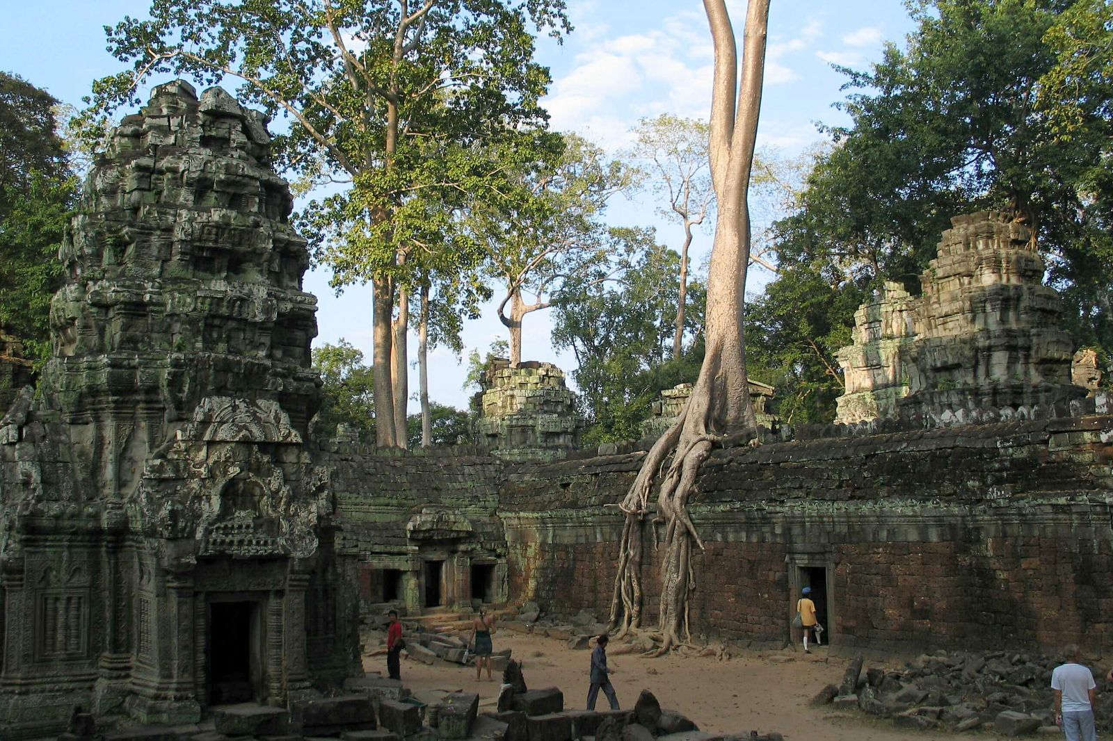 Ruínas do templo Ta Prohm envolvidas por raízes de árvores no complexo de Angkor, Camboja