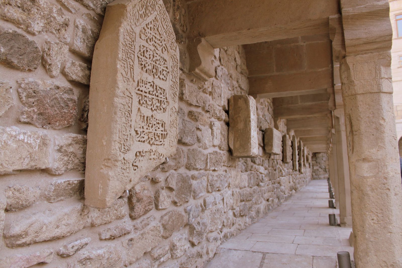 Cidade Antiga de Bakú, entre muralhas e edifícios históricos no Azerbaijão