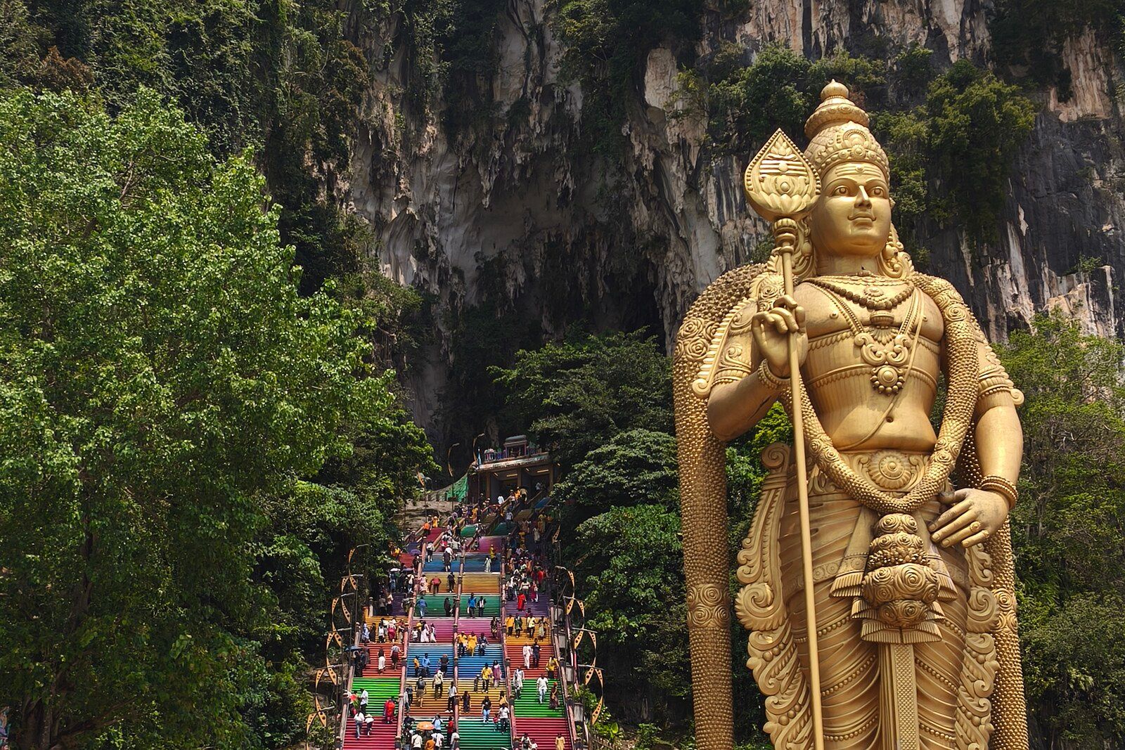 Estátua de Murugan e escadaria colorida das Cavernas de Batu, perto de Kuala Lumpur, Malásia