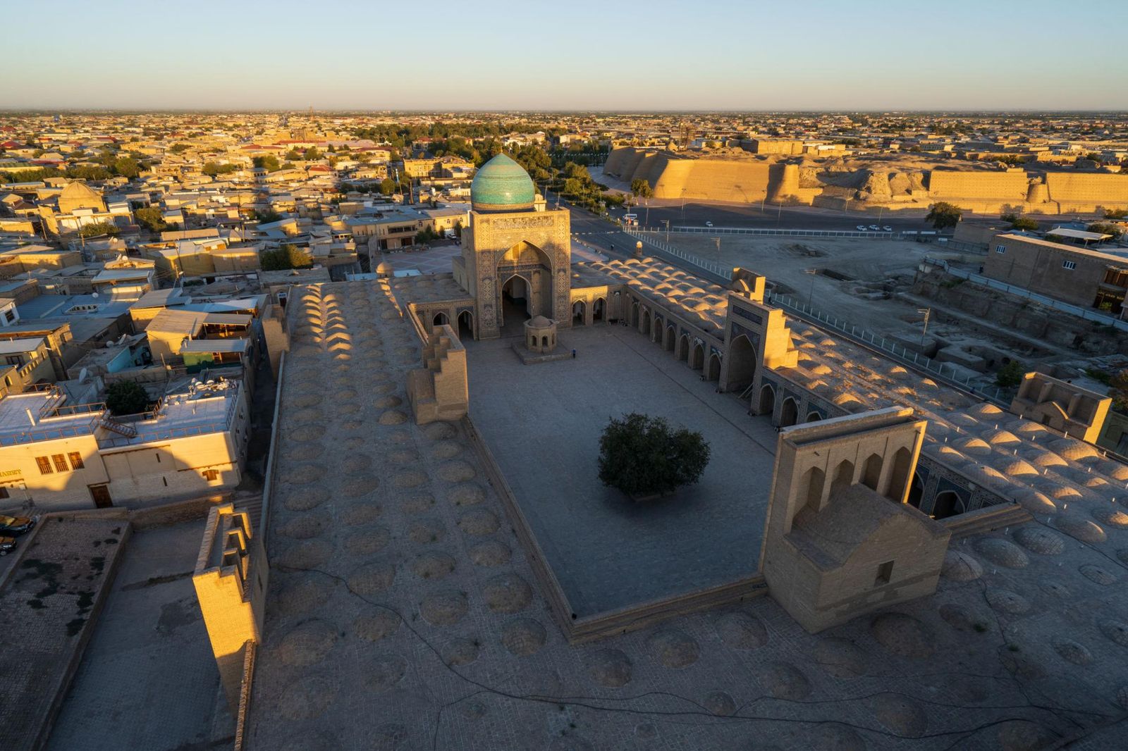 Complexo Poi Kalyan no centro histórico de Bukhara, Uzbequistão