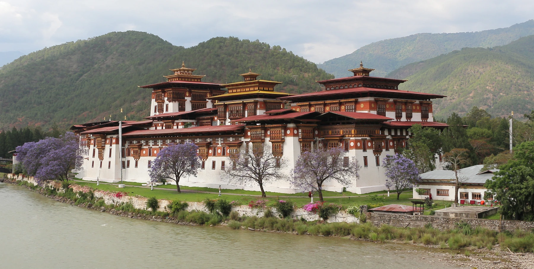 Punakha Dzong junto ao rio e às montanhas do vale