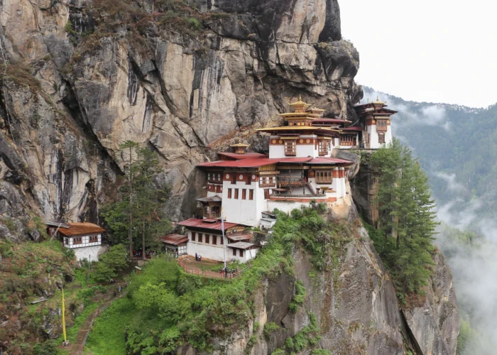 Mosteiro Taktsang, o Ninho do Tigre, na encosta do vale de Paro, Butão