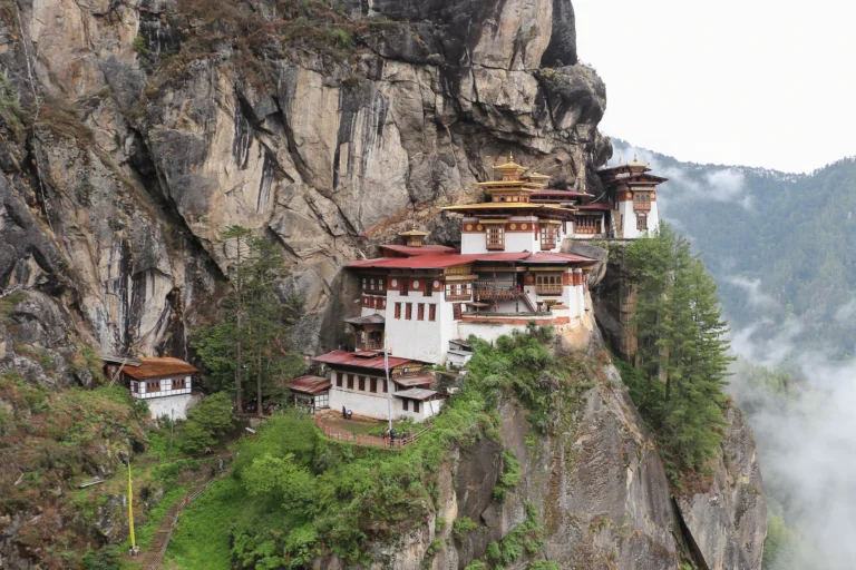 Mosteiro Taktsang, o Ninho do Tigre, na encosta do vale de Paro, Butão