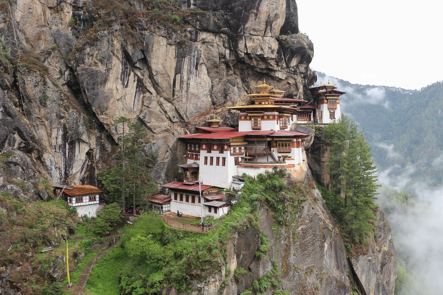 Mosteiro Taktsang, o Ninho do Tigre, junto às montanhas do vale de Paro
