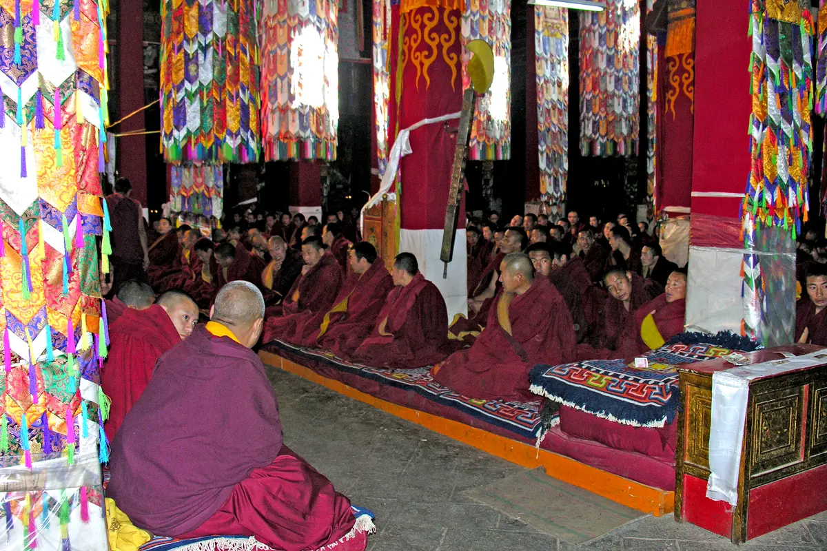 Monges reunidos no salão do Mosteiro Drepung, em Lhasa, Tibet