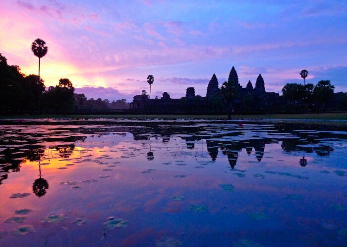 Angkor Wat ao amanhecer em Siem Reap, Camboja