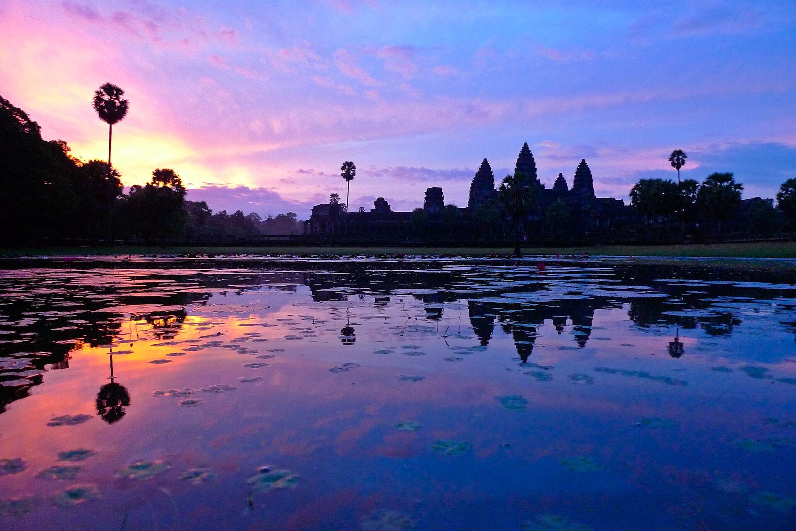 Angkor Wat ao amanhecer em Siem Reap, Camboja
