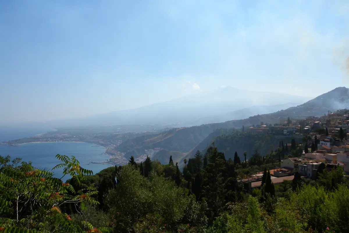 Vista do Monte Etna a partir de Taormina, na Sicília