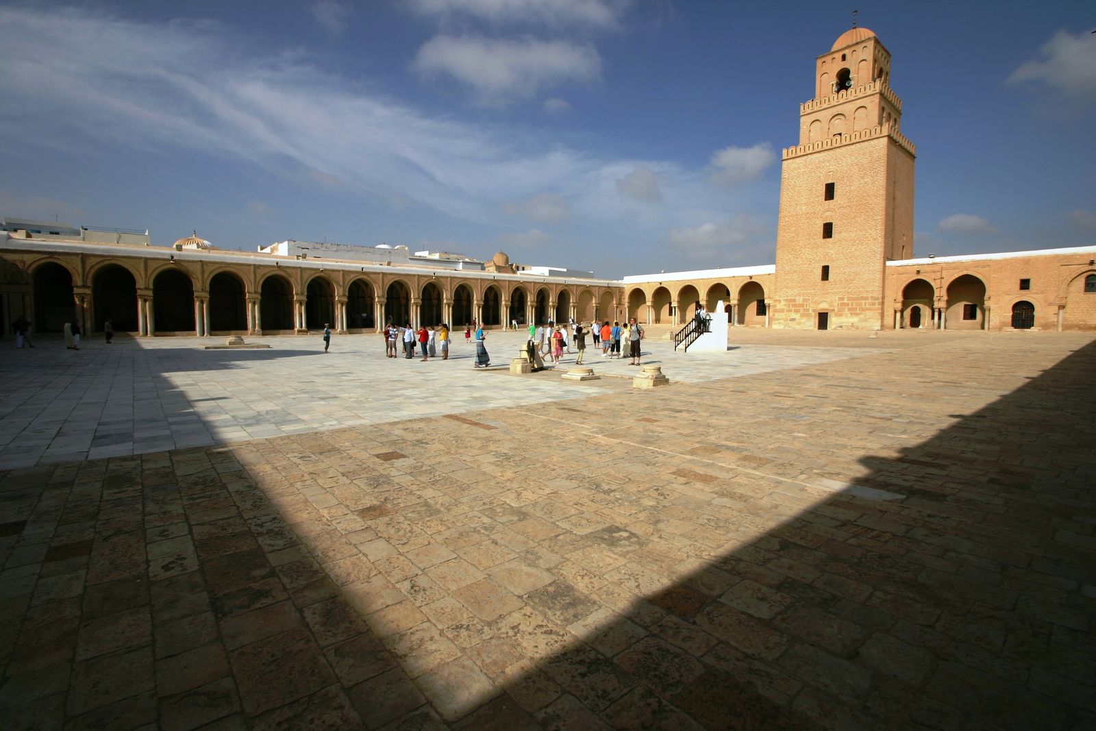Pátio e minarete da Grande Mesquita de Kairouan, na Tunísia