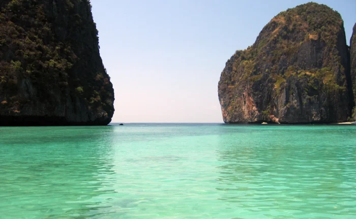 Águas azul-turquesa e falésias calcárias de Maya Bay nas Ilhas Phi Phi, Tailândia