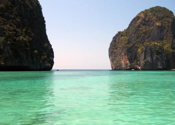 Águas azul-turquesa e falésias calcárias de Maya Bay nas Ilhas Phi Phi, Tailândia