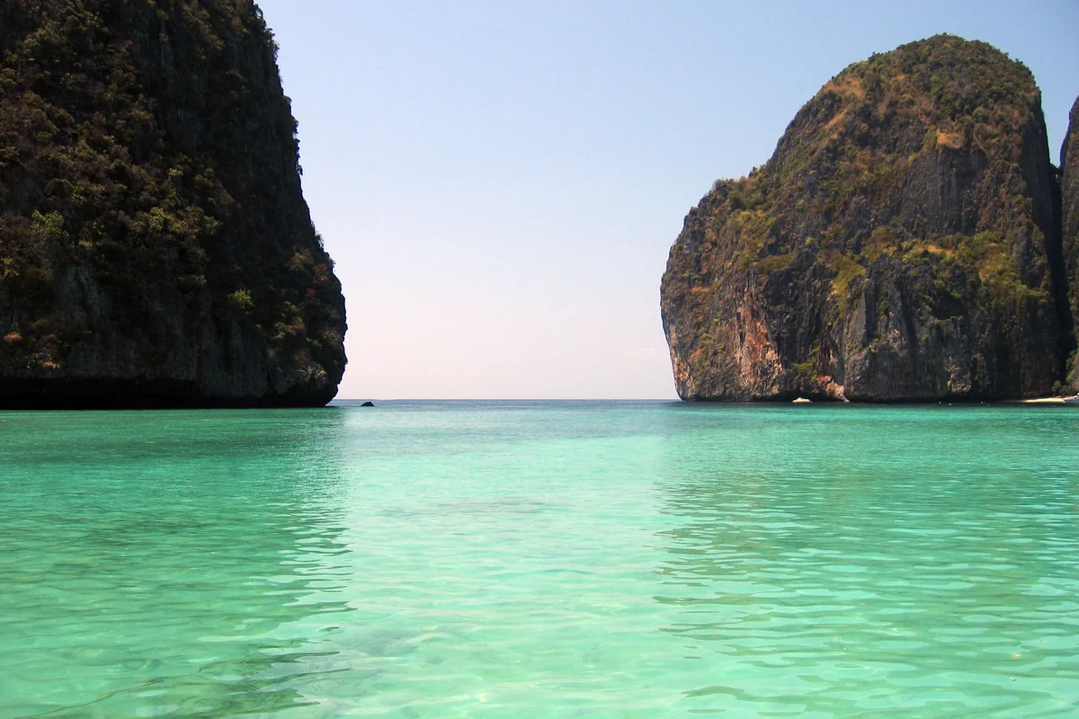 Águas azul-turquesa e falésias calcárias de Maya Bay nas Ilhas Phi Phi, Tailândia