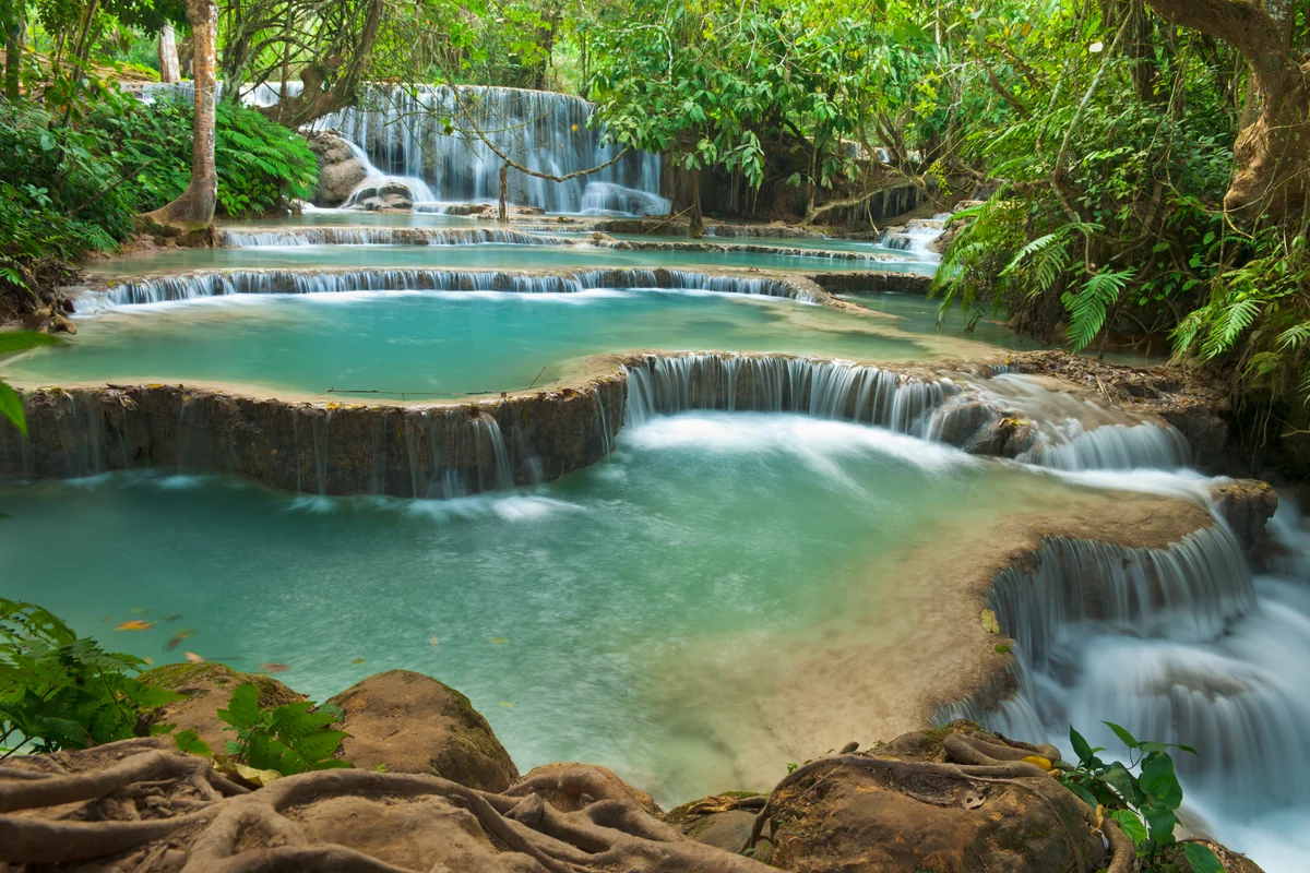 Piscinas naturais e quedas d'água da Cascata Kuang Si, próxima a Luang Prabang, Laos
