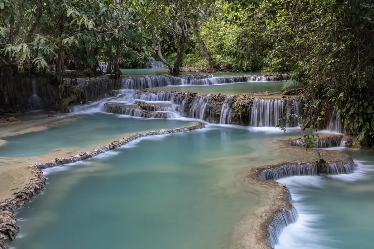 Piscinas naturais azul-turquesa e quedas d'água das cachoeiras de Kuang Si, perto de Luang Prabang, Laos