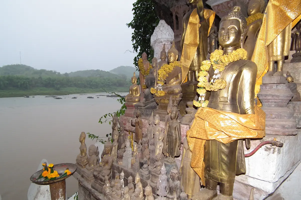 Esculturas de Buda nas cavernas de Pak Ou diante do rio Mekong, perto de Luang Prabang, Laos