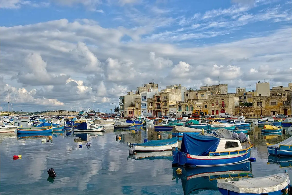 Barcos tradicionais luzzus no porto de Marsaxlokk, em Malta