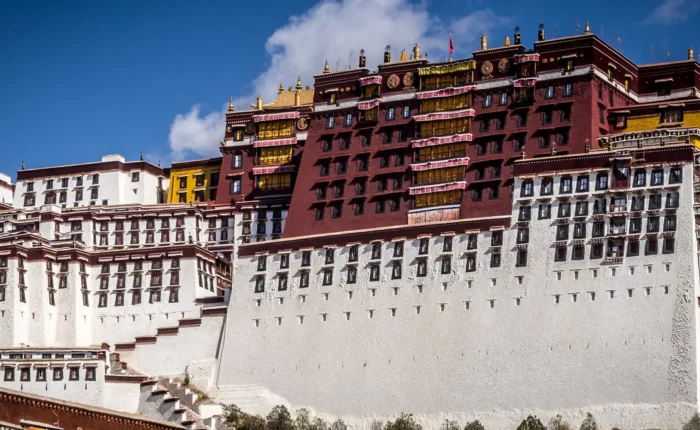 Palácio de Potala em Lhasa, no Tibet, sob céu azul