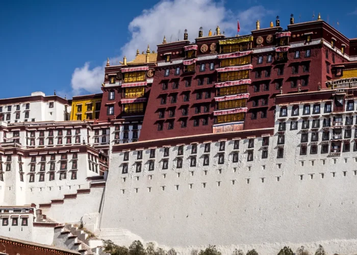 Palácio de Potala em Lhasa, no Tibet, sob céu azul