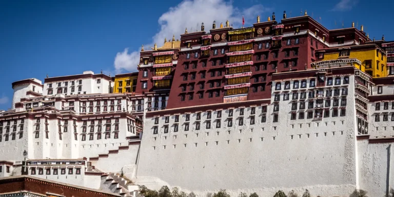 Palácio de Potala em Lhasa, no Tibet, sob céu azul
