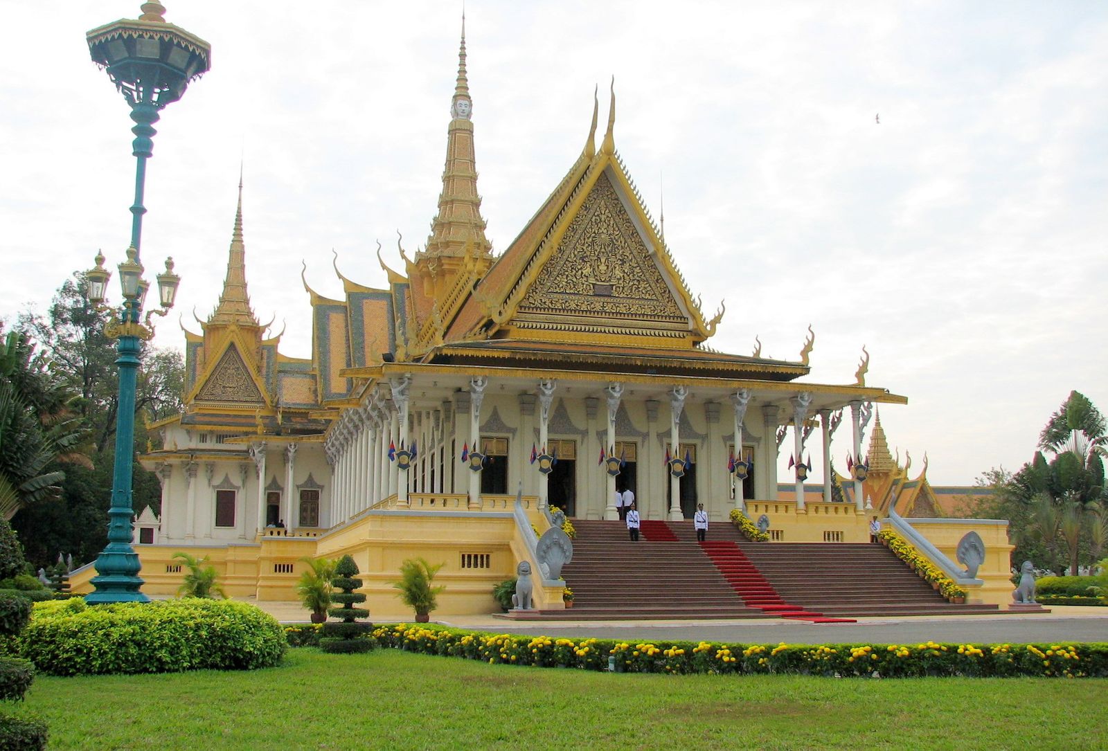 Palácio Real e jardins em Phnom Penh, capital do Camboja