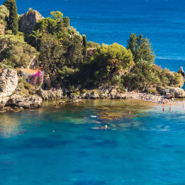 Isola Bella e sua praia de águas azul-turquesa em Taormina, Sicília