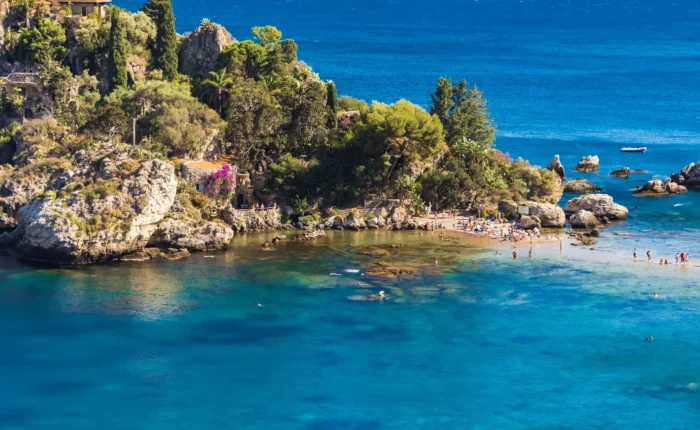 Isola Bella e sua praia de águas azul-turquesa em Taormina, Sicília