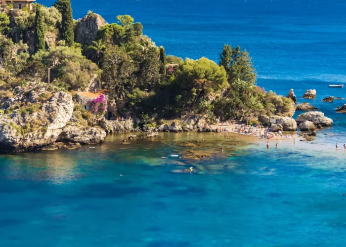 Isola Bella e sua praia de águas azul-turquesa em Taormina, Sicília
