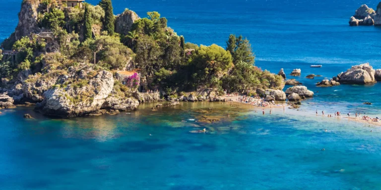 Isola Bella e sua praia de águas azul-turquesa em Taormina, Sicília