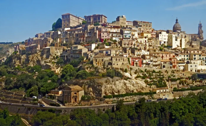 Panorama de Ragusa Ibla, na Sicília, entre colinas e arquitetura barroca