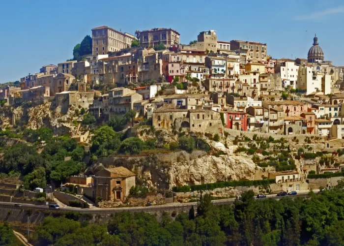 Panorama de Ragusa Ibla, na Sicília, entre colinas e arquitetura barroca
