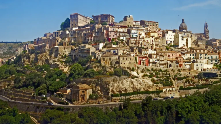 Panorama de Ragusa Ibla, na Sicília, entre colinas e arquitetura barroca