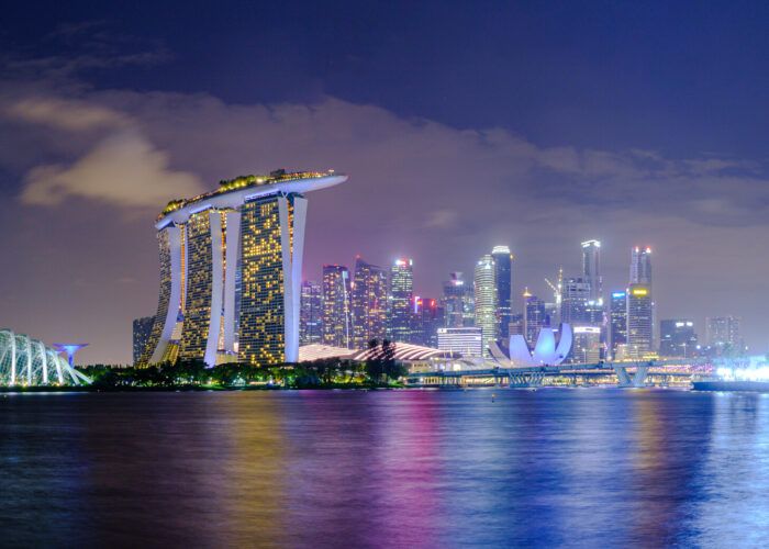 Panorama noturno de Marina Bay, com o Marina Bay Sands, o Singapore Flyer e o horizonte urbano de Singapura